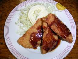 渋谷の立ち飲み、ハムカツ注文は多いです。