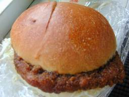 安房鴨川駅前で発見、内房線で食した。