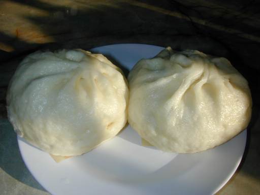 芥子を付けて頂く。ウスターソースを付ける人もいます。