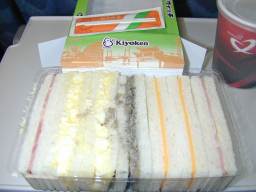 黒っぽいのが筍サンドです