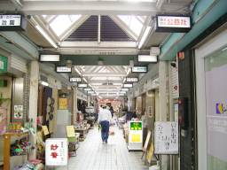 �w���牓���́i����H�j�ɋߑ㉻���i�񂾏��X�X