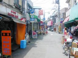 左手が丸山日用品市場