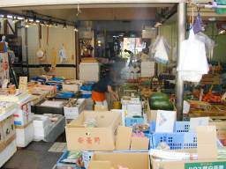 裏から見ると市場そのもの