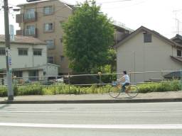 綱島街道越しに空き地を見る