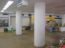 広い店内から、かつては相当に賑わったと推定できる。