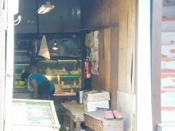 営業中の魚屋さん