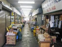 奥に八百屋があって、梅干を土用干しをしていました。