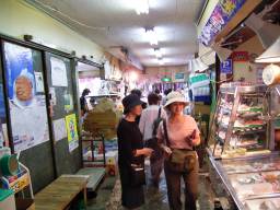 鶴ヶ峰マーケット内部